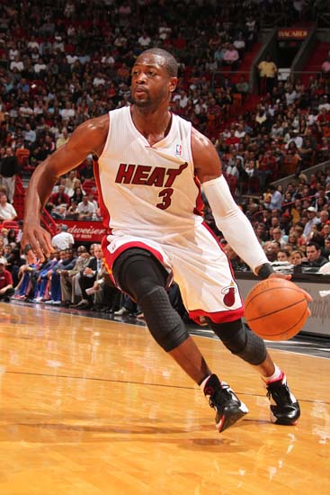 乔治里突外投显神威，76人逆境翻盘关键时刻（乔治里突外投火力全开，76人逆境翻盘的关键时刻）