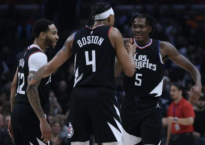 每体：拉菲尼亚今天回俱乐部康复训练，预计不会立即开始合练（每体：拉菲尼亚今日返队进行康复，短期内不参加合练）