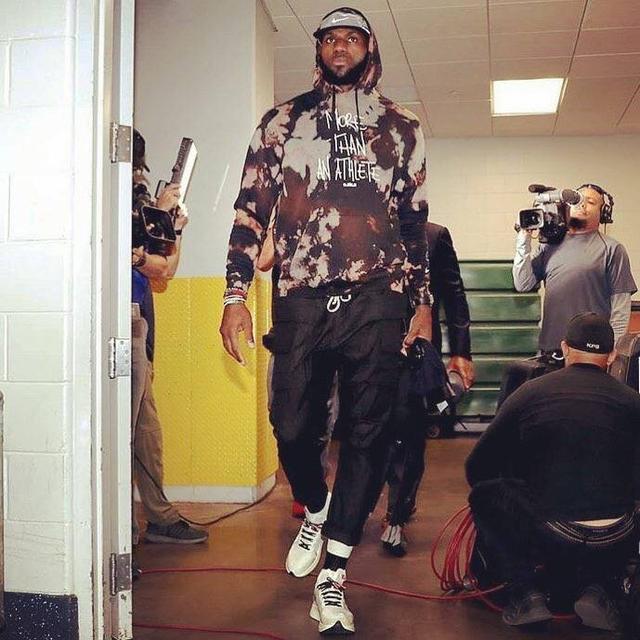 英超球员身价跌幅榜!福登居首，1年暴跌6000万，萨拉赫排第7（英超身价下滑榜：福登一年缩水6000万居首，萨拉赫位列第7）