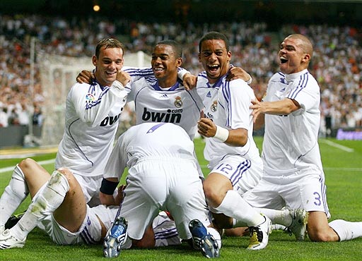 莱奥罚点前铃木彩艳对他说踢右边，最终莱奥踢向右边并且罚进（铃木彩艳点球前建议踢右，莱奥照做右侧破门）