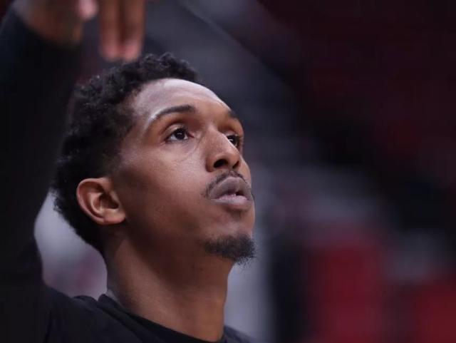 胖了？美媒晒浓眉训练图配文：浓眉的肚子从衣服里露出来了！（胖了吗？美媒晒浓眉训练照：衣摆上翻，腹部露出！）