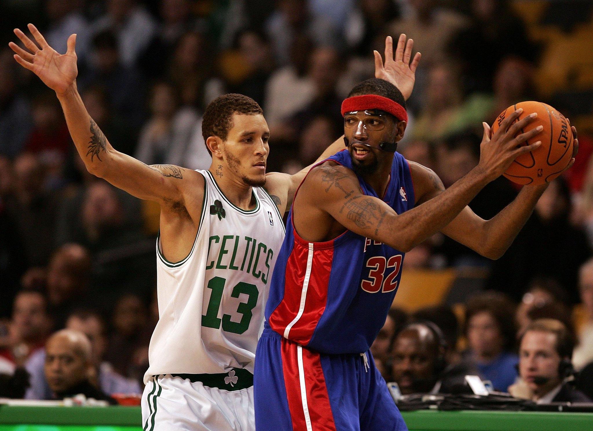 遮天蔽日！吴超积极补防 腾空暴起帽翻奎因（吴超及时协防腾空送大帽 奎因无奈遭封盖）