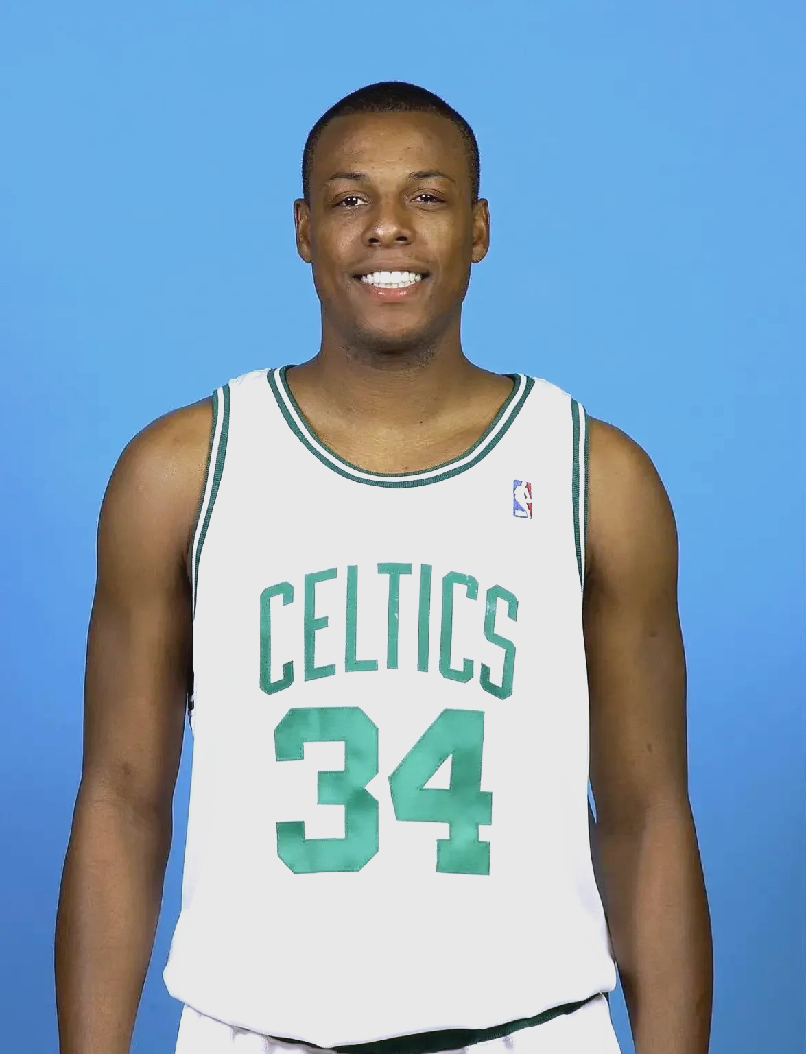 萨林杰送出精准长传，奠定比赛基调（萨林杰一记精准长传，为比赛定下基调）