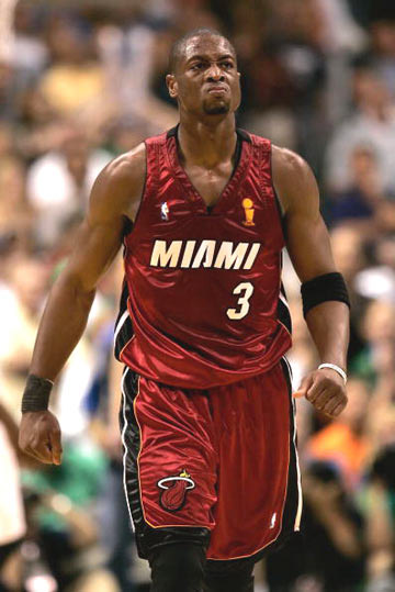 圣诞夜难掩失落！詹姆斯失利后未停留赛后直接返回更衣室（圣诞夜失意难遮：詹姆斯败战后未停留径直回更衣室）