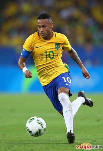 门将扑出关键点球，球迷热议（门将神扑化解点球，球迷掀起热议）