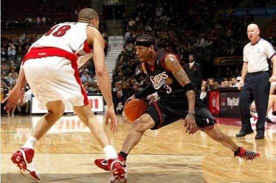 迪亚巴特抢下18板！黄蜂主帅：他是进攻体系中不可缺少的一环（迪亚巴特豪取18篮板！黄蜂主帅：他是球队进攻端的关键拼图）