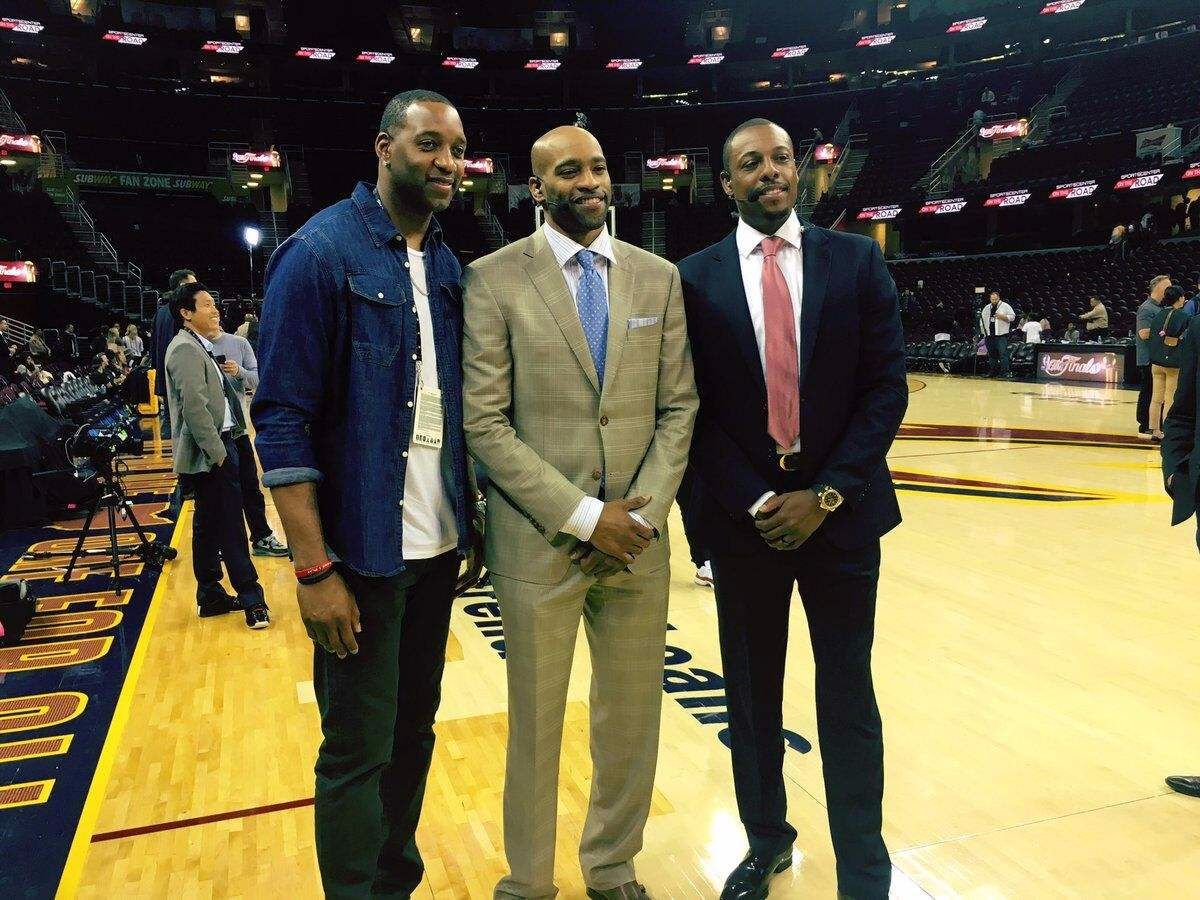 记者：青岛伤兵满营 胡小龙纪卓崴脚&王奕博肩伤复发&段昂君发烧（记者：青岛队伤病不断，胡小龙与纪卓脚踝扭伤，王奕博肩伤复发，段昂君发烧）