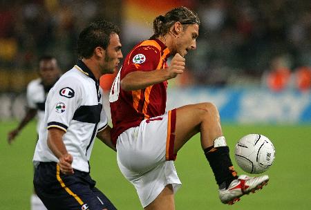 欧冠决赛用球谍照：包含白+深紫，灵感来自举办城市布达佩斯（欧冠决赛用球曝光：白与深紫配色，灵感源自布达佩斯）