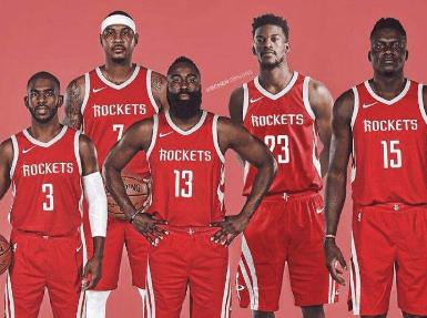 尤文大巴玻璃再次被洪水球迷砸碎！（尤文大巴车窗再度遭洪水球迷砸碎）