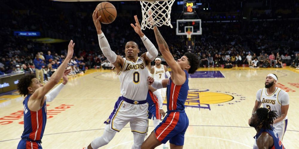 攻守兼备助博洛尼亚斩落领头羊那不勒斯，卢库米当选全场最佳（卢库米攻防俱佳助博洛尼亚力克领头羊那不勒斯，荣膺全场最佳）